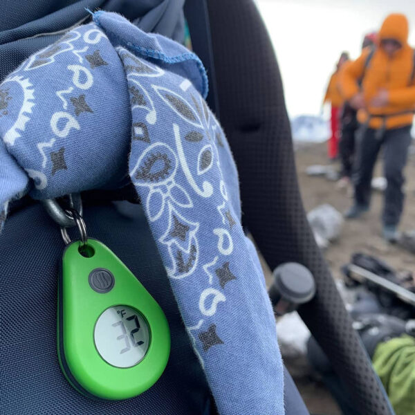 Thermodrop-digitale-thermometer-backpackinglight ThermoDrop thermometer attached to a backpack outdoors